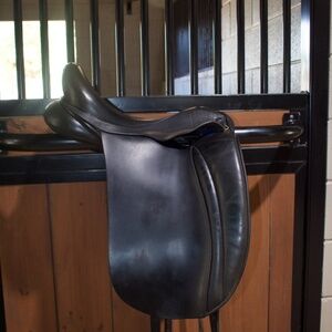 SALE! Hulsebos Dressage Saddle - 17.5 - Black Leather, Wool Flocking